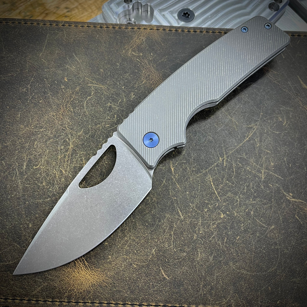 Roosevelt XL - Vanax Blade, Angled Milling, Blue Accents – OZ