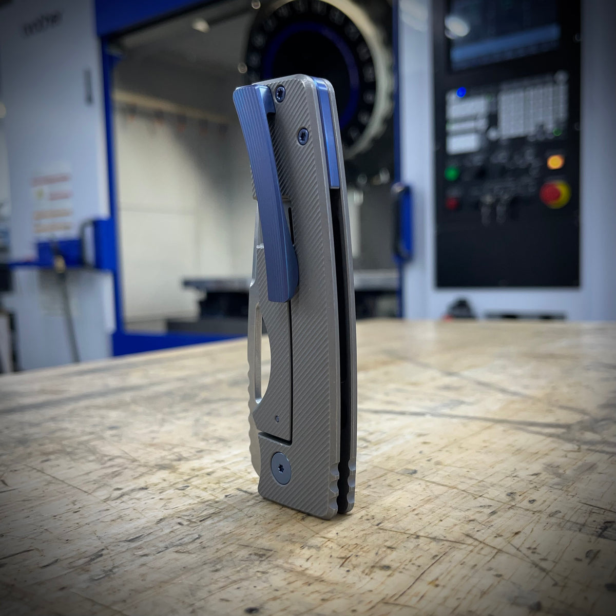 Roosevelt XL - Vanax Blade, Angled Milling, Blue Accents – OZ