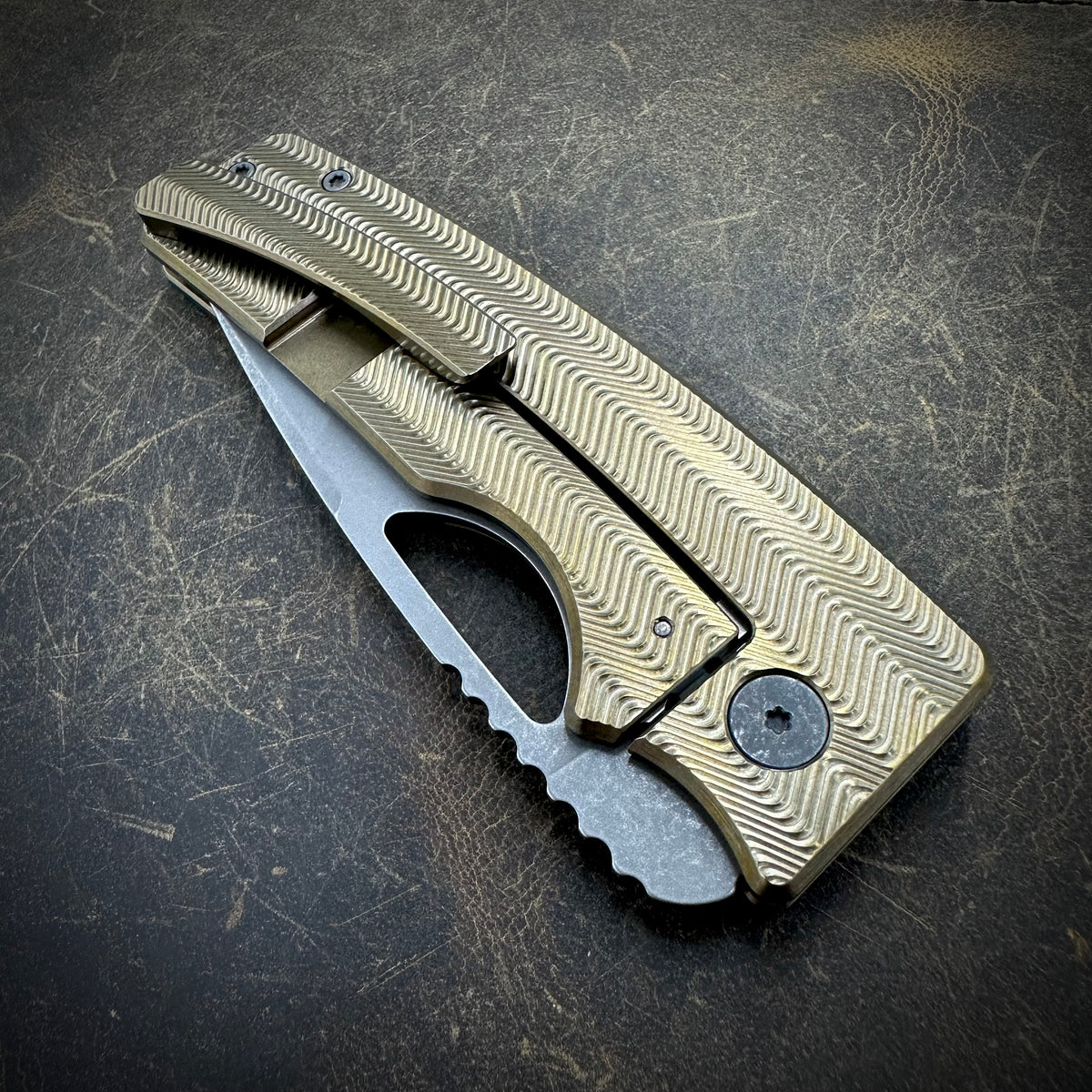 Roosevelt XL - Dark Stonewashed Vanax Blade, Zig Zag Milling – OZ Roosevelt XL - Dark Stonewashed Vanax Blade, Zig Zag Milling – OZ