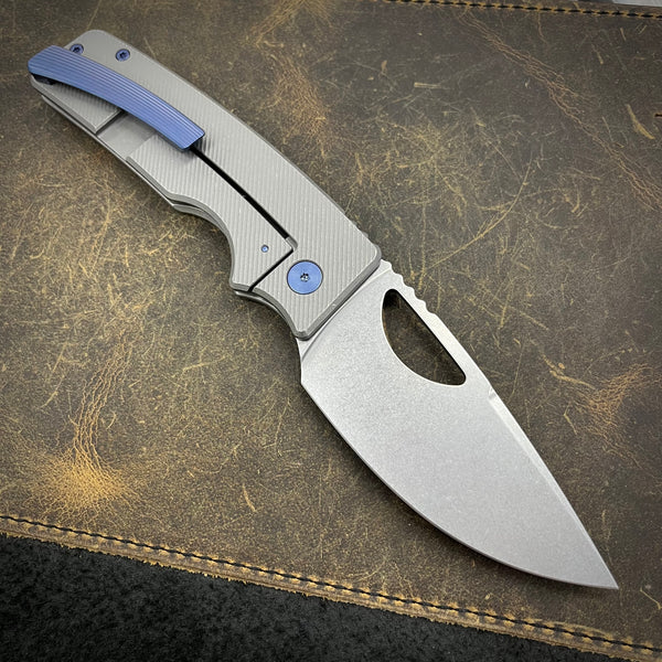 Roosevelt XL - Vanax Blade, Angled Milling, Blue Accents