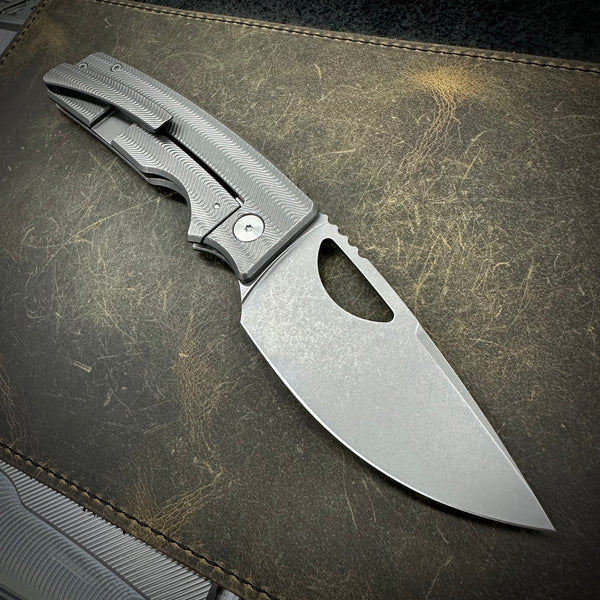 Roosevelt XL: Distressed Graphite Zig Zag Milling, MagnaCut Blade